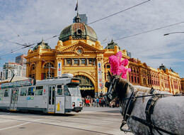 Flinders street station, estacion central de ferrocarriles y subterranemos del tren en city of melbourne australia 