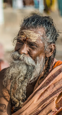 Hombre yogi anciano representante de la cultura y religion hinduista