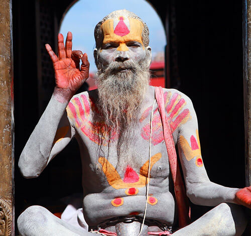 Hombre yogi pintado como lo indica la cultura hindu
