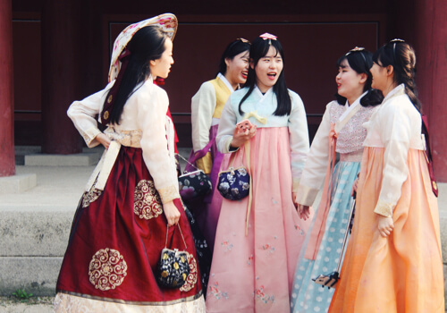 grupo hermosas mujeres coreanas compartiendo como amigas