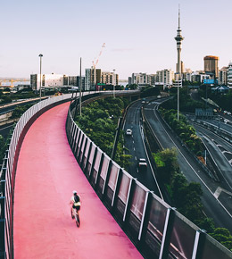 Joven paseando en bicicleta por las calles de nueva zelanda
