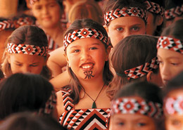 Foto de jovenes maorís, usando sus trajes tradicionales