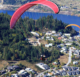 Joven paseando en parapente por la ciudad de nueva zelanda