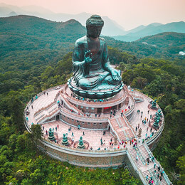 Fotografia panoramica de la gran estatua dedicada a buda