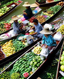 Mujeres campesinas asiaticas transportando sus alimentos en canoas por los rios de asia