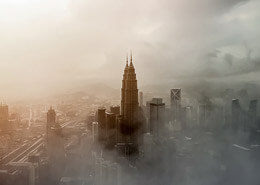 Imagen de ciudad cubierta de neblina