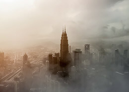 Imagen de ciudad cubierta de neblina