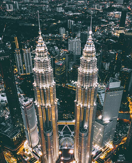 Torres de petronas, es un complejo de edificios situadas en kaula lampur en malasia