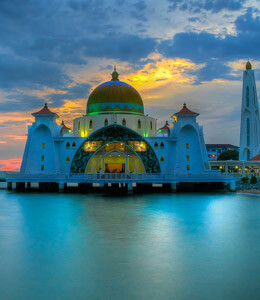 Mezquita del estrecho de Melaka  ubicada en la isla artificial de Malaca, en la ciudad de Malaca en Malasia.