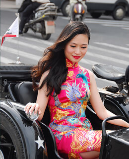 Hermosa mujer asiatica paseando en un carruaje por las calles de Shangai, China
