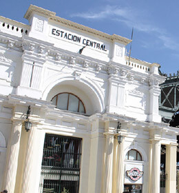 Imagen de la fachada de la estacion central de Santiago de Chile