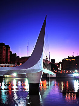 Imagen de una esquina en la ciudad de Buenos Aires, Argentina