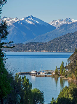 Vista del paisaje de un lago desde las montañas patagonicas
