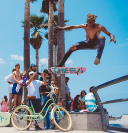 Skateboarder haciendo un flip en Venice Beach, Los Angeles
