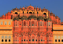 El Hawa Mahal,en español 'Palacio de los vientos', es un palacio de la ciudad de Jaipur en la India.
