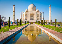 Taj Mahal, monumento funerario en la ciudad de agra a orillas del rio yamuna en india