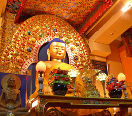 Imagen de figura budista en un templo de Dharamsala
