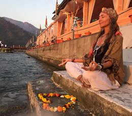Mujer hindu meditanto al aire libre