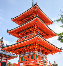 Pagoda en el famoso templo kiyomizu-dera en Kyoto, Japón