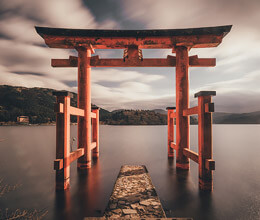 Fotografia de arco tradicional japones que suele encontrarse en la entrada de los santuarios sintoistas