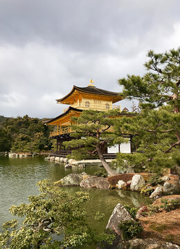 El pabellon dorado, templo del Rokuon-ji y llamado informalmente como el templo Kinkaku-ji en Kioto, Japón