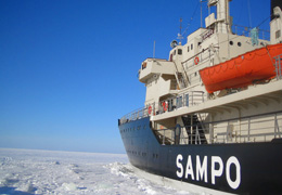 Rompehielos en medio del hielo