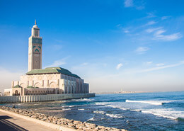 Imagen de casablanca en marruecos, hermosa construccion en medio del oceano