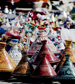 Imagen de artesanías maroquís en un bazar de Meknes.