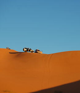 Aventureros viajando sobre dunas en el desierto de marruecos en 4x4