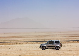 Auto todoterreno rodando por el desierto de Namibia | Colombian Tourist