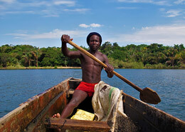 Paseo en canoa por los rios de uganda