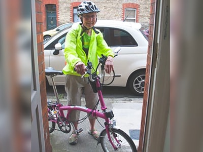 Ethel MacDonald entrando a una casa con su bicicleta | Colombian Tourist