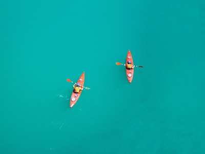 Dos personas haciendo kayak de canoa | Colombian Tourist