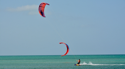 Persona haciendo kitesurf en la Guajira Colombia | Colombian Tourist