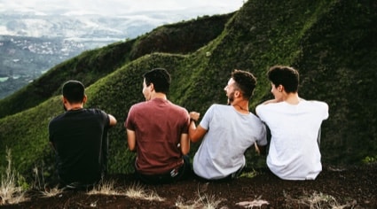 Grupo de amigos riendo sobre las montañas | Colombian Tourist