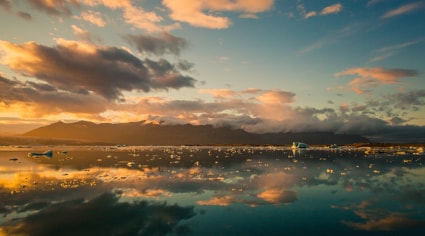 Foto donde se ve el reflejo del amanecer en un lago | Colombian Tourist