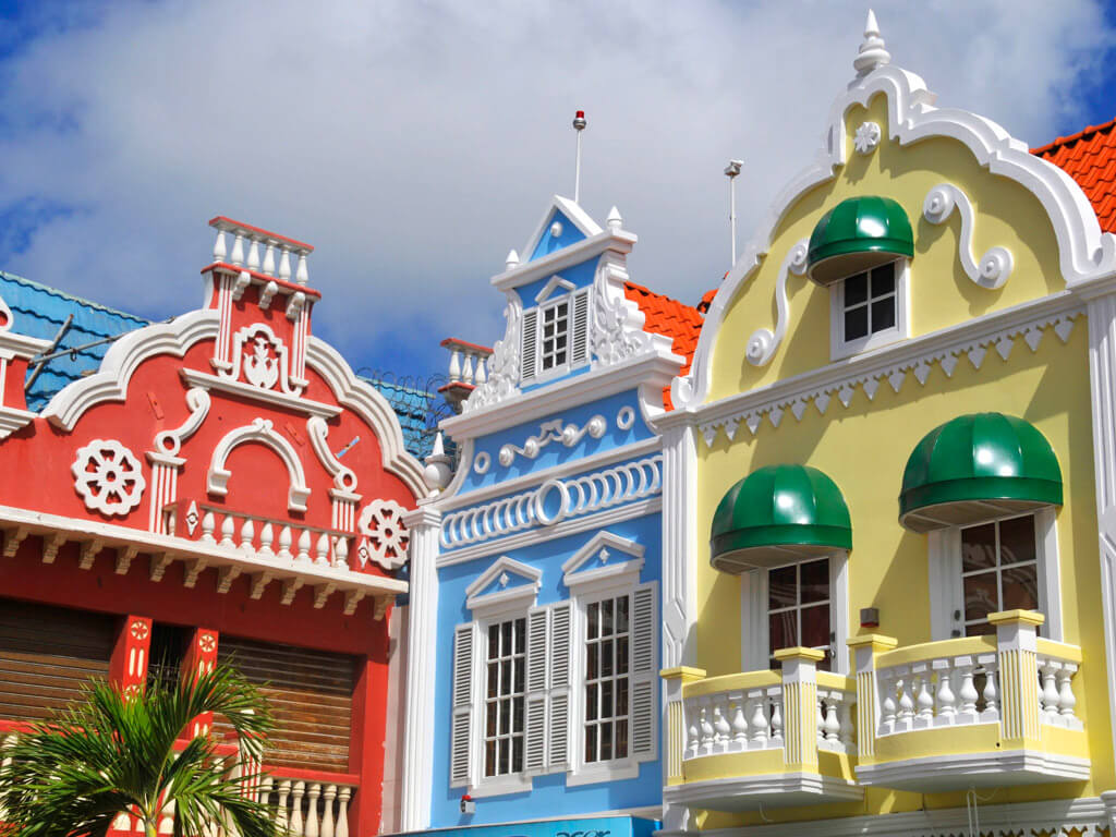 Imagen de fachada de las casa de oranjestad, capital de la isla neerlandesa de Aruba, en el mar Caribe