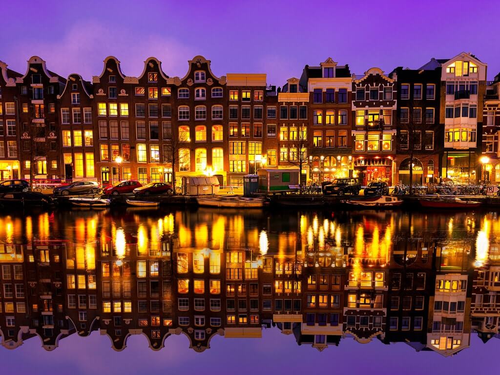 Fotografia nocturna de amsterdam, la capital de los paises bajos, conocida por su patrimonio artistico