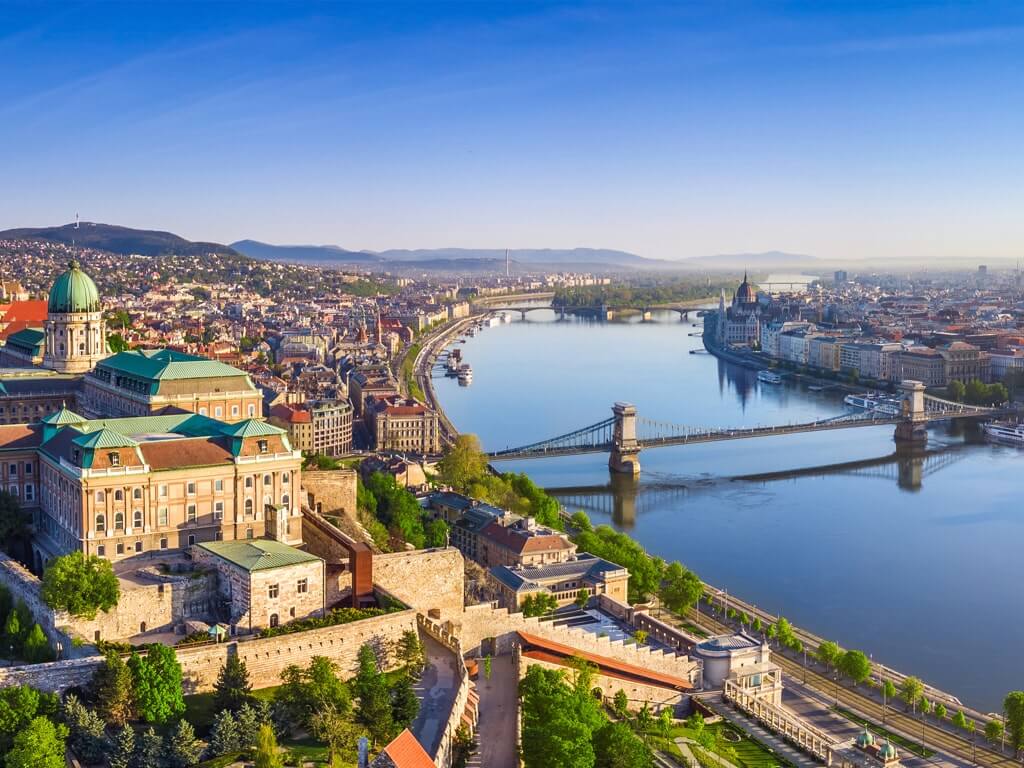 Budapest es la capital de hungria por la que cruza el rio danubio