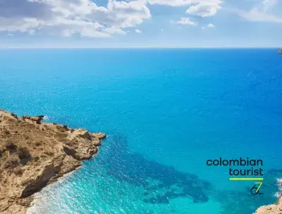 Imagen de gran oceano azul con turistas disfrutando en medio de ella en sus vacaciones