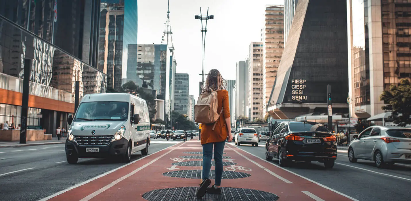 imagen de mujer sobre la avenida sao pablo en Brasil | Colombian Tourist