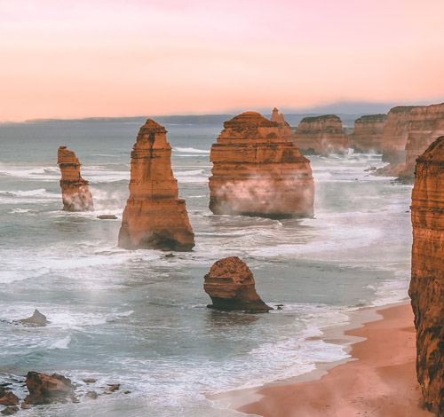 Imagen de los doce apostoles, es el agrupamiento de agujas de piedra caliza que sobresalen del mar en victoria australia
