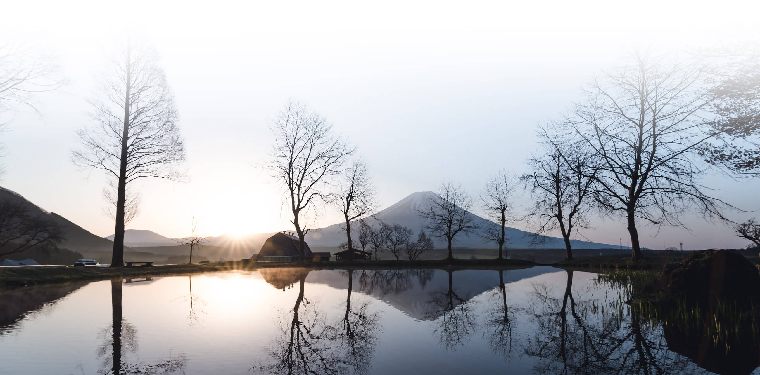 imagen de paisaje de una casa en medio del lago en temporada de otoño