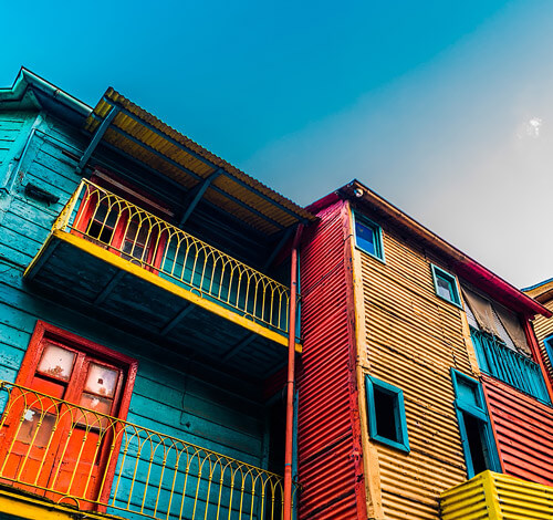 Imagen de fachada colorida de caminito, uno de los barrios clásicos de Buenos Aires