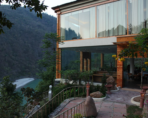 Hotel raga on the ganges en rishikesh en la india