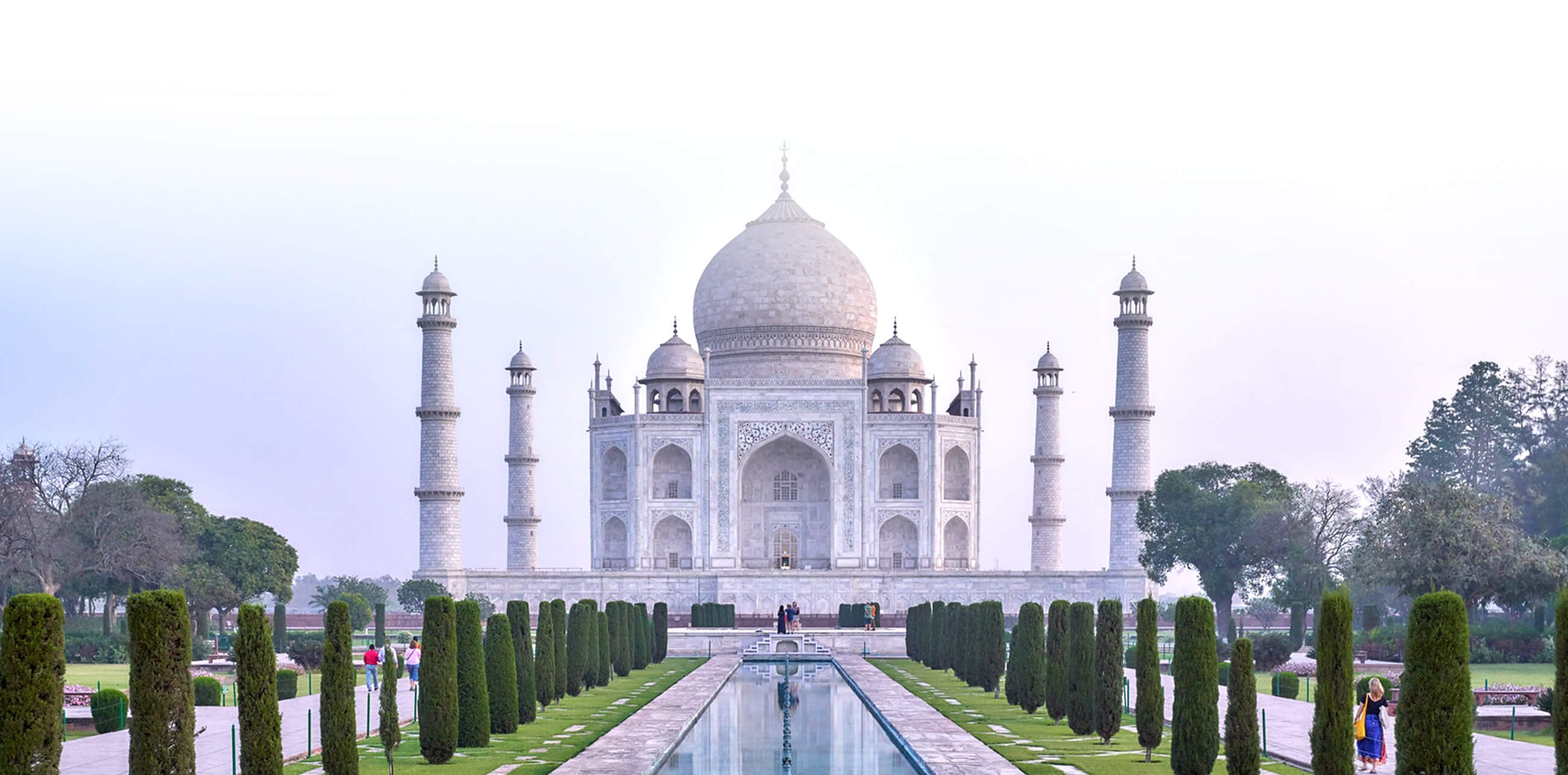 Taj Mahal, monumento funerario en la ciudad de agra a orillas del rio yamuna en india.