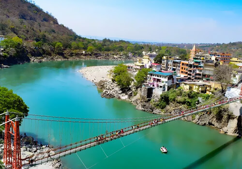 Lakshman jhula es un puente colgante que cruza el río ganges, ubicado a 5 kilómetros al noreste de la ciudad de rishikesh, en el estado indio de uttarakhand