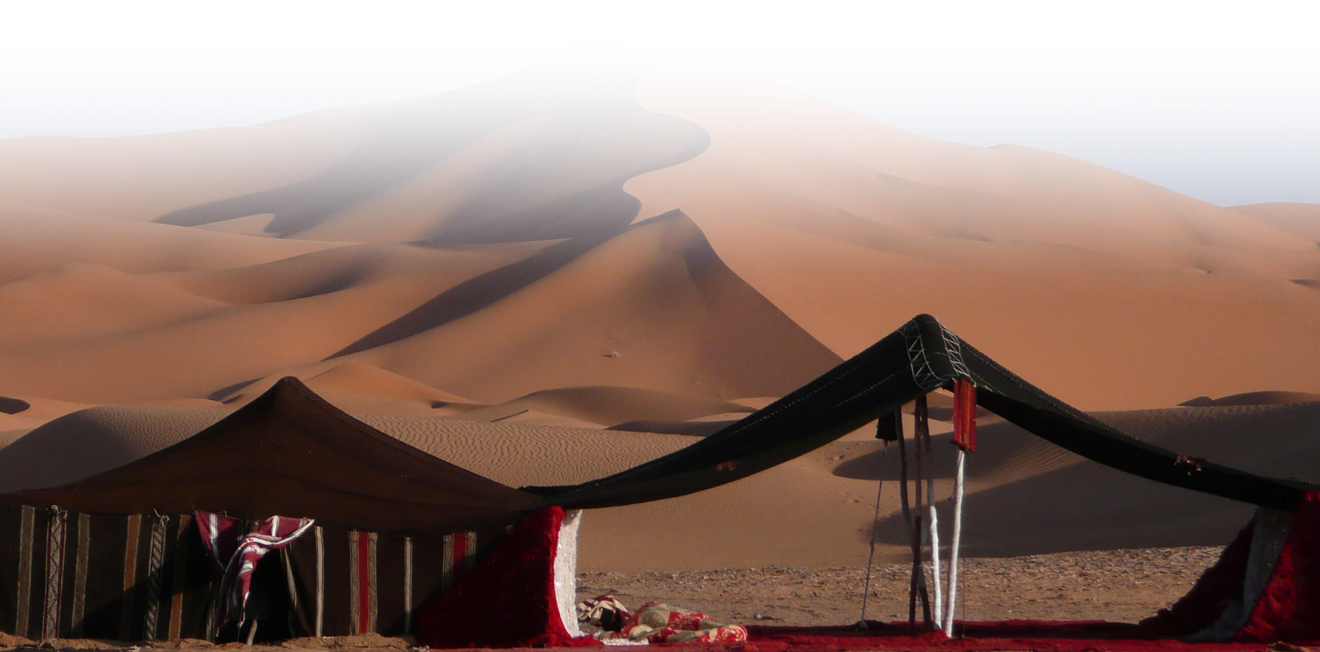 Imagen de una de las tiendas de acampar en medio del desierto en marruecos