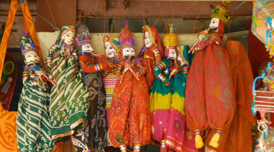 Marionetas indias coloridas que cuelgan en el mercado Goa, la India